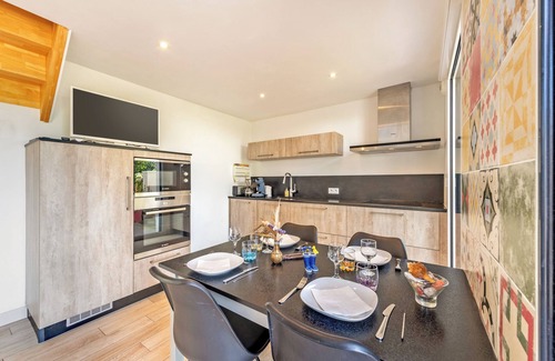 Carantec House | Modern Retreat Just 300m from the Ocean with Spa Access