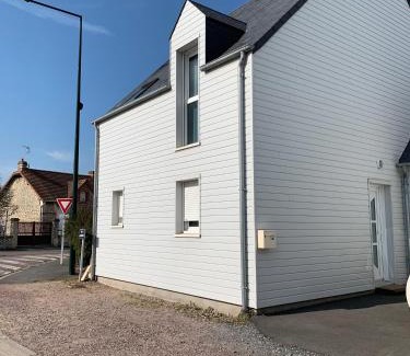 Bernieres-sur-Mer House | Cozy Maison Just 200m from the Beach - Pet Friendly!