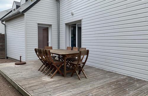 Bernieres-sur-Mer House | Cozy Maison Just 200m from the Beach - Pet Friendly!