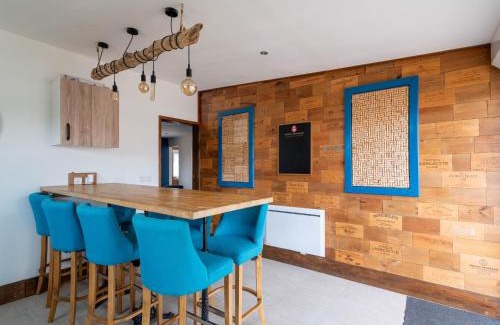 Mimizan House | Cozy Maison Rénovée: Steps to Beach with Terrace & BBQ