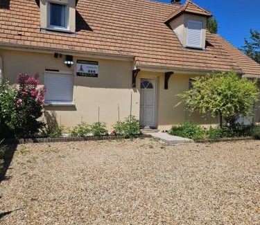 Montereau-Fault-Yonne House | Enchanting Riverfront Retreat with Ocean View & Breakfast