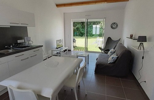 Port District House | Peaceful Maison Rouge Le Ponant: Beachside Bliss Awaits