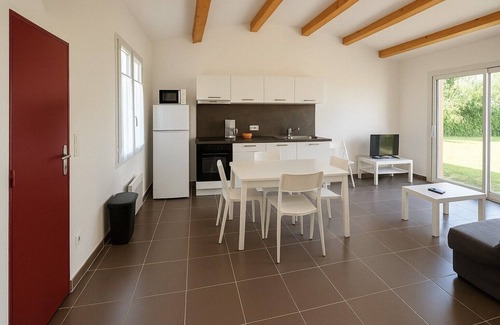 Port District House | Peaceful Maison Rouge Le Ponant: Beachside Bliss Awaits