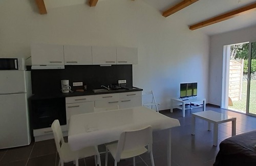 Port District House | Peaceful Maison Rouge Le Ponant: Beachside Bliss Awaits