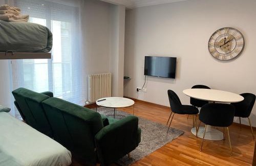 Leon City Centre Apartment | Maison San Isidoro: Ideal for Families with Free Parking & WiFi