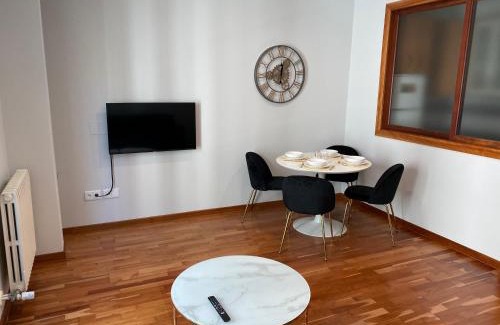 Leon City Centre Apartment | Maison San Isidoro: Ideal for Families with Free Parking & WiFi