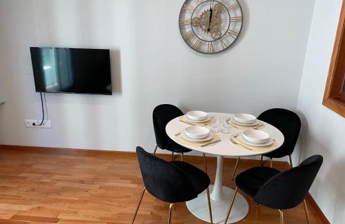 Leon City Centre Apartment | Maison San Isidoro: Ideal for Families with Free Parking & WiFi