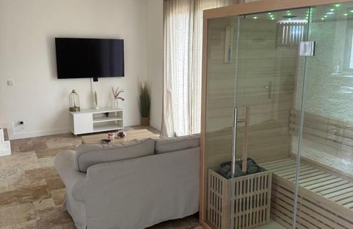 Orgeval House | Relax at Maison Spa with Jacuzzi & Sauna Amenities