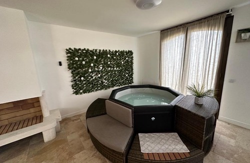 Orgeval House | Relax at Maison Spa with Jacuzzi & Sauna Amenities