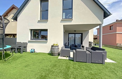Hilsenheim House | Family-Friendly Maison with Pool and Ocean Views Await
