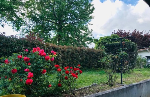 Guitres House | Inviting Maison with Garden, Pet and Child Friendly