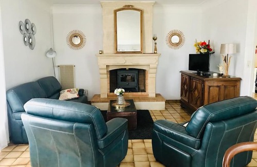 Guitres House | Inviting Maison with Garden, Pet and Child Friendly