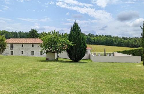 Montmoreau-Saint-Cybard House | Relaxing Retreat with Pool and Outdoor Adventures Await