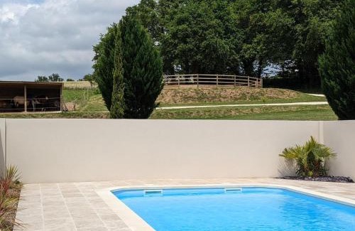 Montmoreau-Saint-Cybard House | Relaxing Retreat with Pool and Outdoor Adventures Await