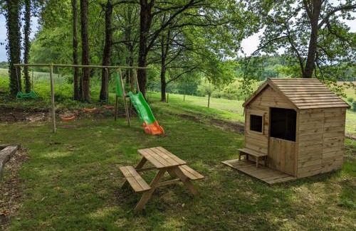 Montmoreau-Saint-Cybard House | Relaxing Retreat with Pool and Outdoor Adventures Await