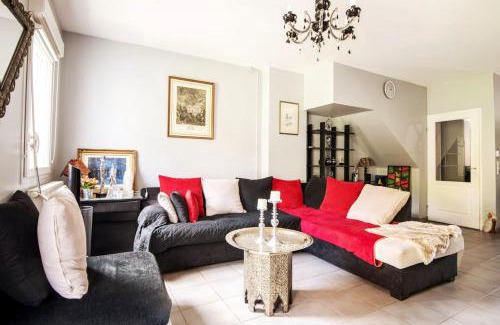 La Madeleine House | Scenic Maison with Lake View, Garden & Free WiFi