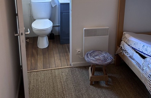 Saint-Come-de-Fresne House | Relaxing Maison sur la Mer: Family-Friendly with Spa & Kitchen