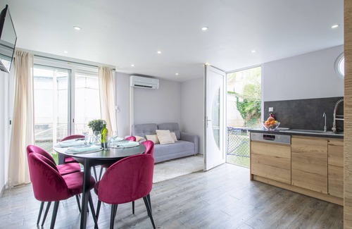 Cergy Boat Rental | Relax at Maison sur L'eau - Just 40 Minutes from Paris