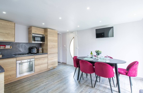 Cergy Boat Rental | Relax at Maison sur L'eau - Just 40 Minutes from Paris
