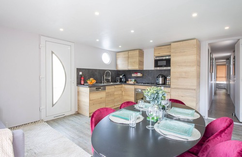 Cergy Boat Rental | Relax at Maison sur L'eau - Just 40 Minutes from Paris