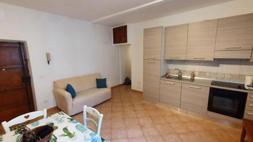 Palombara Sabina Apartment | Discover Maison Suras: Pet-Friendly Hotel with Hot Tub
