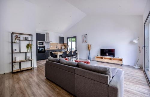 Lagord House | Inviting Maison T4 with Hot Tub in Lagord, Rated 9.3/10