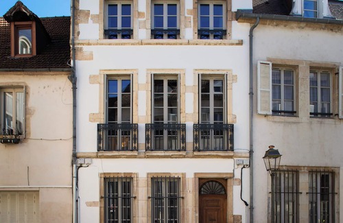 Centre Sud Apartment | Comfortable Maison TILLOT: Family-Friendly with Breakfast