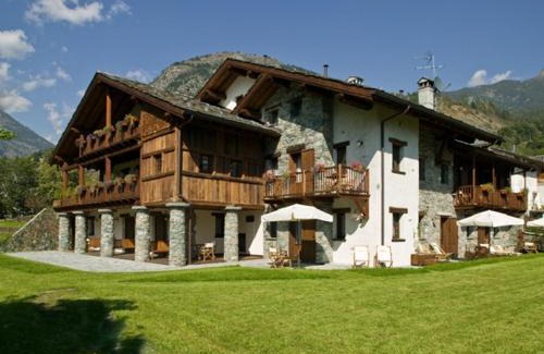 Antey-Saint-Andre Hotel | Discover Maison Tissiere: Oceanfront Family Getaway