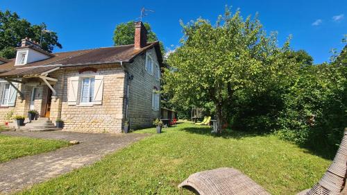 Avilly-Saint-Leonard House | Cozy Maison with Garden Near Parc Astérix & Paris CDG