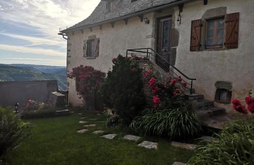 Saint-Parthem House | Tranquil Maison in Lot Valley Near Conques - Guest Rated 8.9