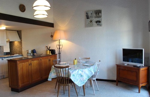 Port-la-Nouvelle House | Cozy 3-Bedroom Maison Steps from the Beach, Family Friendly
