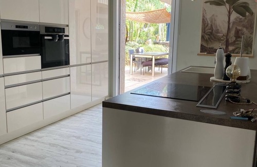 Banyuls-sur-Mer House | Maison Type MAS: Pet-Friendly Retreat with Pool & Ocean View