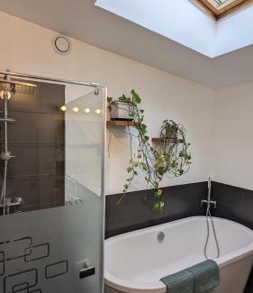 Montreuil Apartment | Maison Verte: Terrace, Parking & Near Metro with Top Ratings