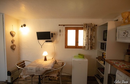 Lantosque Ski Chalet | Tranquil Maisonette with Pool & Lake View for Nature Lovers