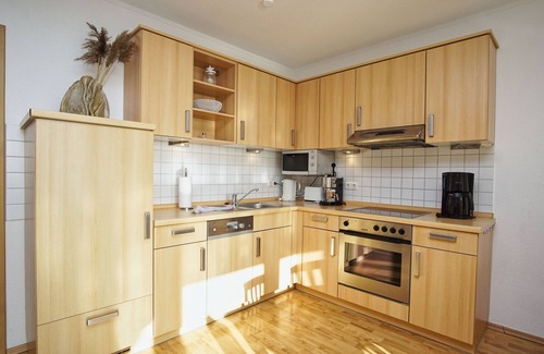 Breege Apartment | Cozy Hafenhäuser Breege FeWo 06: Ocean View & Balcony