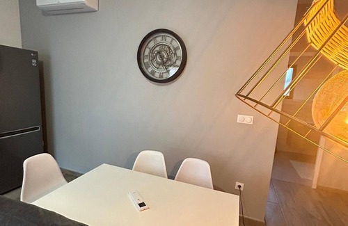 Moneteau House | Relaxing Maisonette with Free Secure Parking near Highway