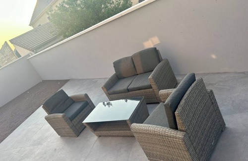 Moneteau House | Relaxing Maisonette with Free Secure Parking near Highway