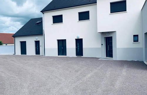 Moneteau House | Relaxing Maisonette with Free Secure Parking near Highway
