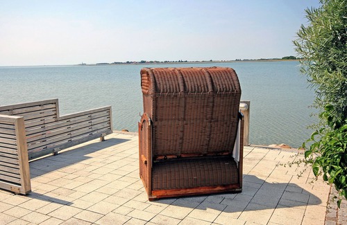 Lemkenhafen Apartment | Cozy Maisonette for 2-4 with Beautiful Sea Views