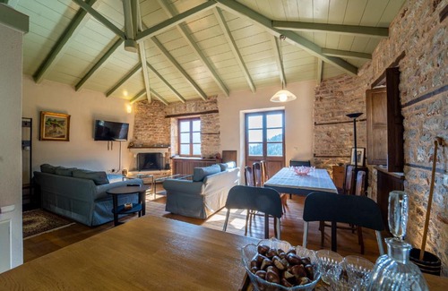 Karpenisi Apartment | Family-Friendly Maisonette Korfes with Pet Amenities
