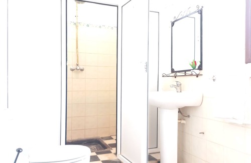 Ahmar Laglalcha House | Inviting Maisonette with Terrace & Pool in a Riad