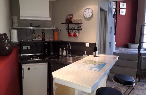 Alleins House | Pet-Friendly Maisonette with Terrace in Provencal Village