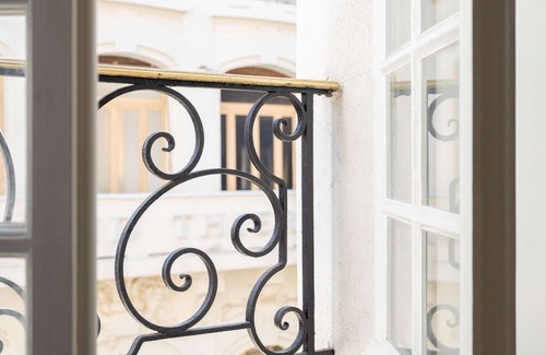 1st Arrondissement Apartment | Discover MaisonMars: Family-Friendly Retreat with Spa