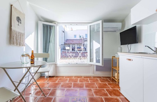 La Joliette Apartment | Discover MaisonMars Le Petit Panier Studio with Rooftop Views