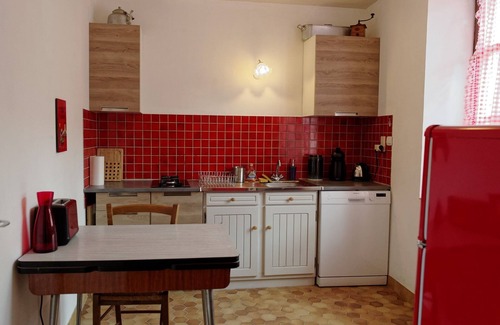 Saint-Dye-sur-Loire House | Charming Maisonnette de La Boisselée: Pet-Friendly Retreat