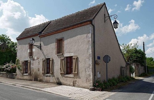 Saint-Dye-sur-Loire House | Charming Maisonnette de La Boisselée: Pet-Friendly Retreat