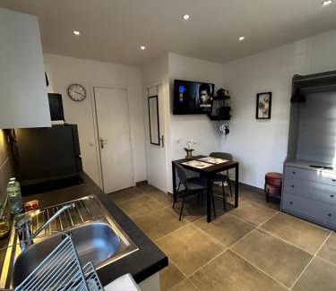 Bobigny House | Comfortable Maisonnette for Two Near Paris with Breakfast