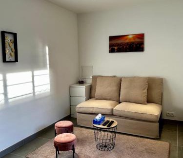 Bobigny House | Comfortable Maisonnette for Two Near Paris with Breakfast
