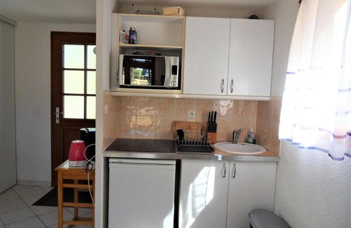 Guidel-Plages Villa | Cozy Maisonnette: Pool Access & Steps to the Beach