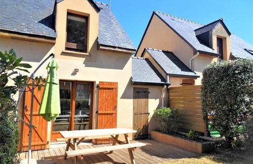 Guidel-Plages Villa | Cozy Maisonnette: Pool Access & Steps to the Beach